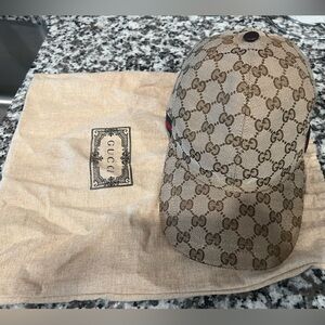 Gucci cap for sale, worn 1x in absolutely amazing condition w/ all accessories.